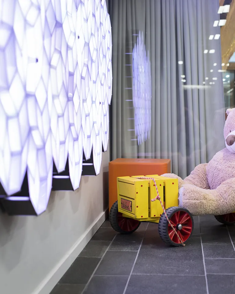 En bamse på en lekevogn