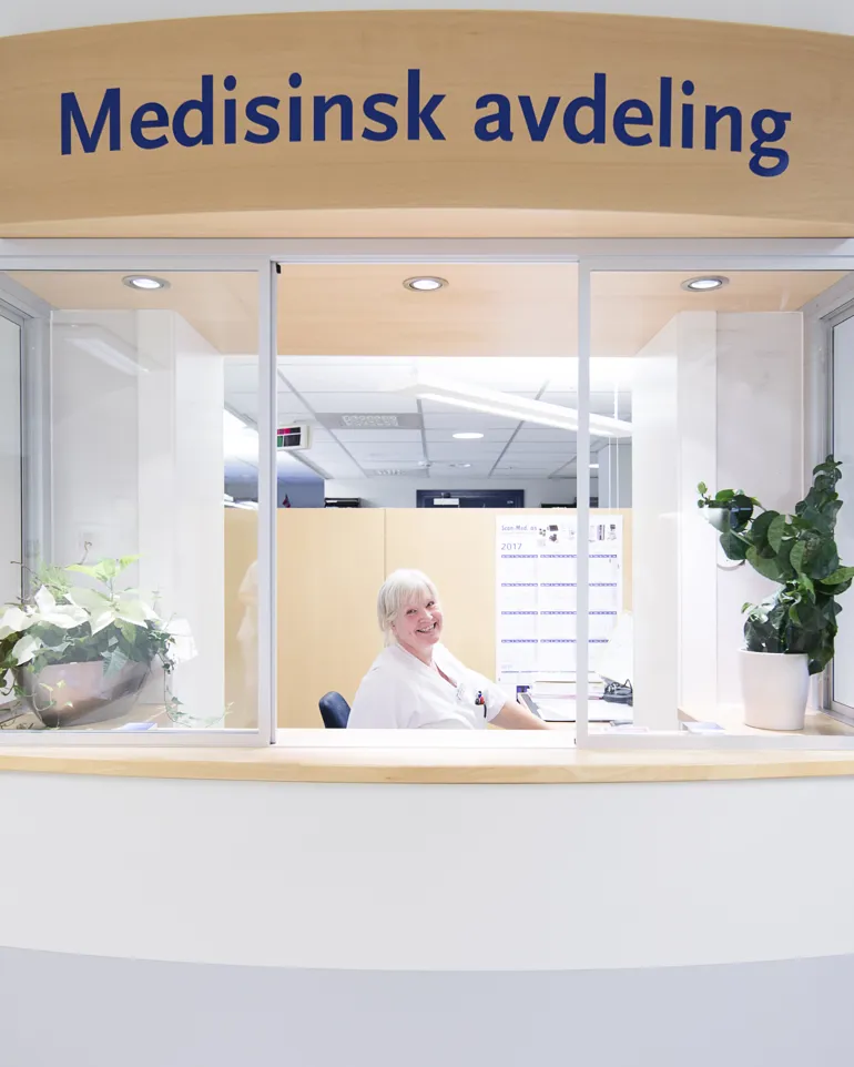medisinsk ekspedisjon smilende dame i luken